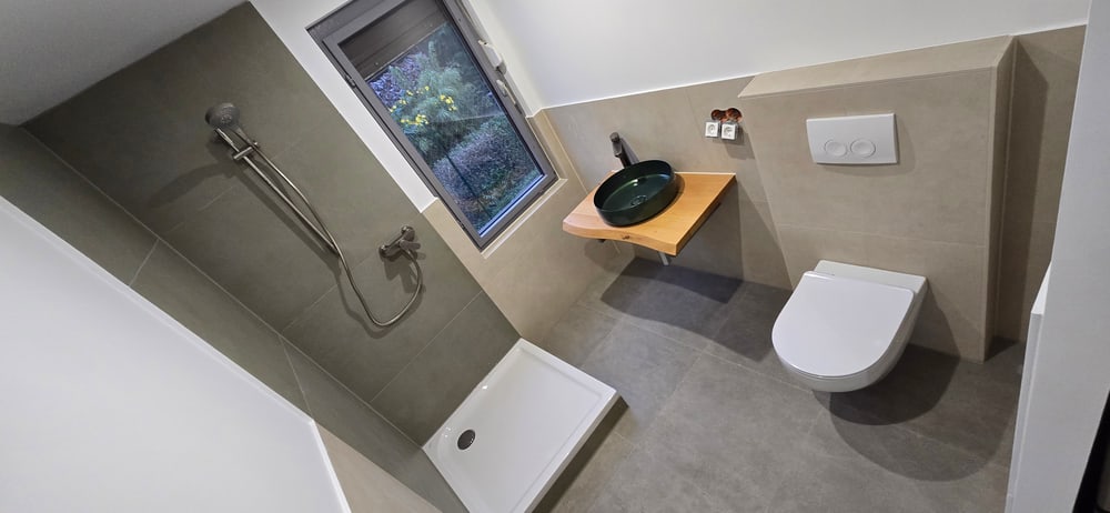 Nachher: modernes Badezimmer mit bodengleicher Dusche