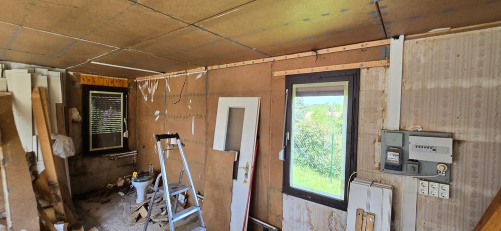 Vorher: Rohbau mit offenen Wänden und Baumaterial