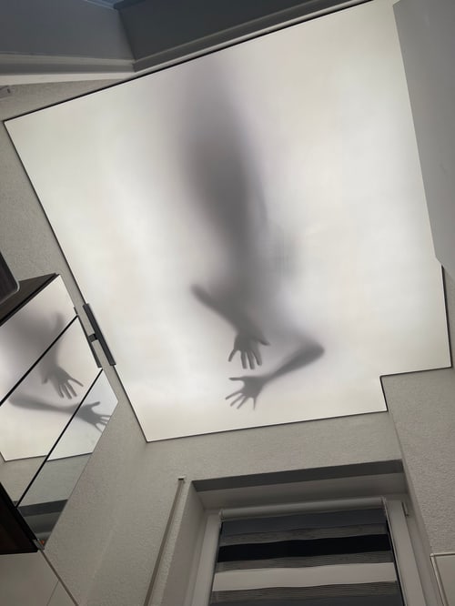 Hinterleuchtete Lichtdecke mit Motiv