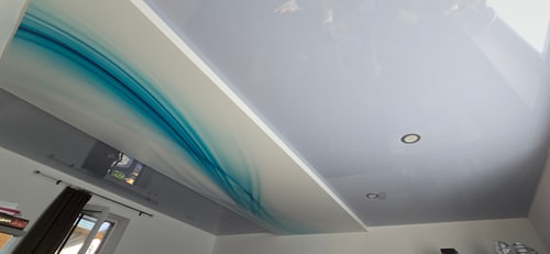 Weiße Spanndecke mit farbigem Designdruck und Einbauspots