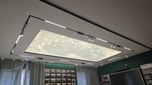Spanndecke mit schwarzen Lichtlinien und beleuchteter Fläche